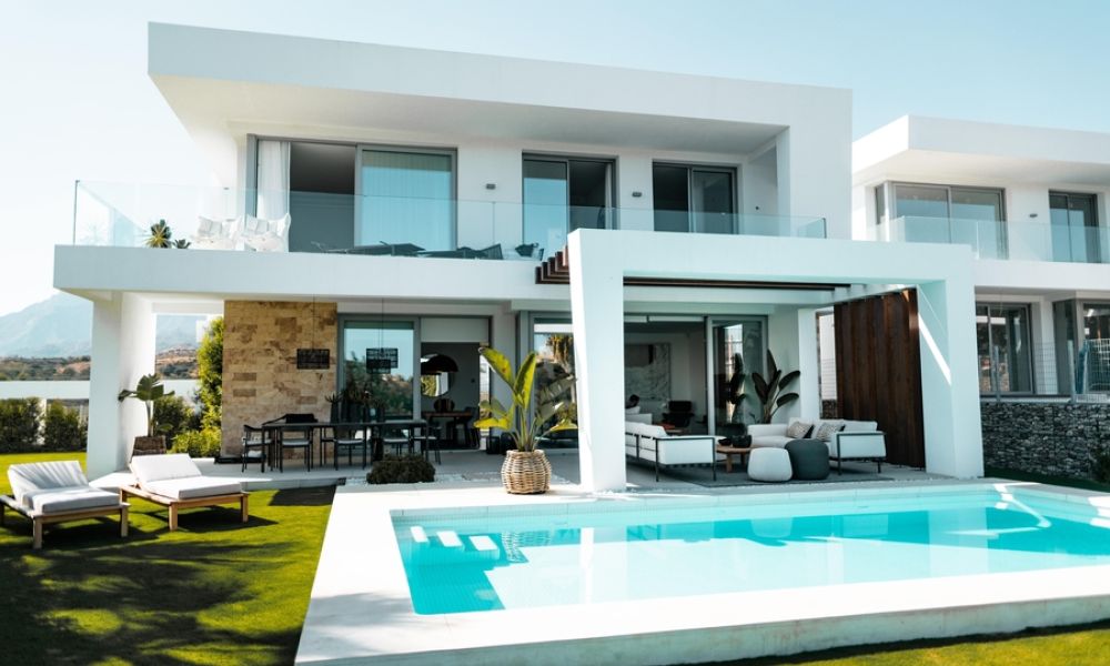 <span class="uk-h4">outdoor pool area with covered patio, backyard AV system, and premium lighting</span>